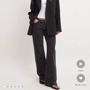 Svarta jeansbyxor - Jeans NAKD, storlek 32. Nypris 699. Använda 2-3ggr. 