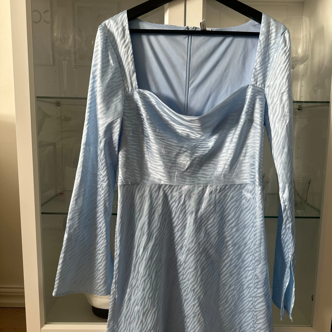 Ljusblå klänning med zebramönster