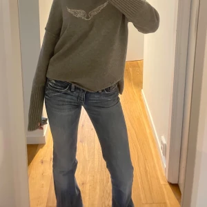 Lågmidjade diesel jeans - Snygga blå jeans med bootcut-stil och låg midja. Perfekta för en avslappnad look. Säljer då den är lite för tajta för mig. midjemått ca 35 cm och innerbenslängd 80 cm (jag är 1,70 för preferenser). Inga defekter knappt använda. Skriv för egna bilder!💗