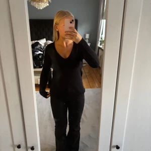 Tunn stickad tröja - Tunnstickad v-ringad tröja! Köpt på UllaredAnvänd men i mycket bra skick!🤍💕
