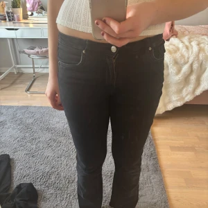Svarta jeansbyxor - Snygga svarta lågmidjade bootcut jeans! Är lite för korta för mig som är 170 cm lång men passar mig som har 25 i midjemått! 