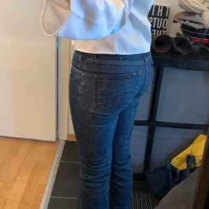 Bootcut jeans Lee - Skitsnygg lowrise bootcut från Lee! Knappt använda men säljer pga att jag har massa liknande jeans. De är i storlek S och är normala i storleken. Nypriset för jeansen är 1099 och jag säljer för 399! Hör av er vid funderingar🥰🥰