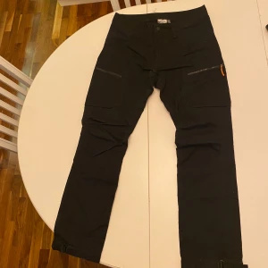 Vandringsbyxor McKinley Pine M - Vandringsbyxor McKinley Pine M. Fint skick. Rök- och djurfritt hem. https://www.intersport.se/klader/byxor/friluftsbyxor/mckinley-pine-m-vandringsbyxor-herr/dk-mud