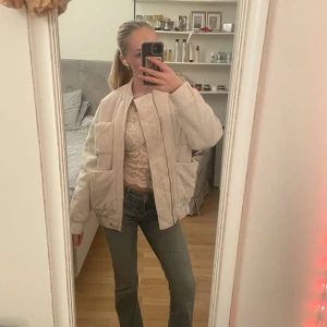 Carin Wester jacka - Jättesnygg jacka som är fodrad i manchester-tyg! Storlek xs men är oversize så passar större storlek också. Cremefärgad/vit färg