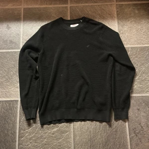 Svart tröja från Vallent - Säljer en stilren svart tröja från Vallent. Den är knappt använd och passar även M men bäst som S.