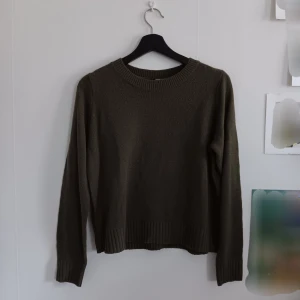 Stickad tröja - Finstickad långärmad tröja, mörkgrön. Säljes då den inte kommer till användning längre 🌻 [bara att skriva om frågor eller fler bilder!]