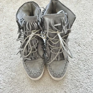 Gråa fransskor  - Snygga gråa fransskor i storlek 38! Köpta på Plick men bara använda 2-3 gånger, har defekter men bara mest på hälen som syns på bilden, (lånade bilder) 