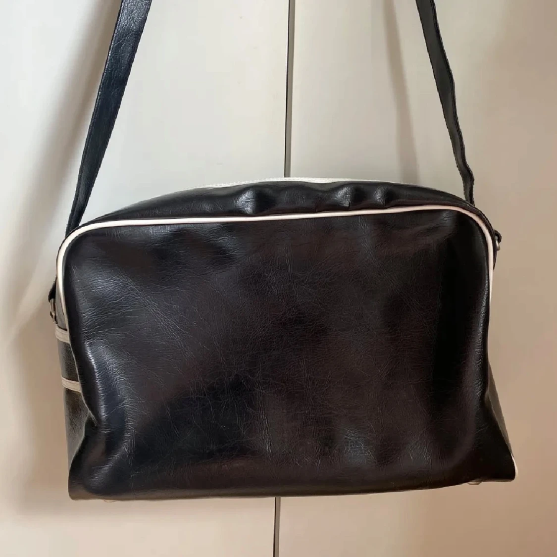 Svart axelväska med Neo Punk-tryck - 1