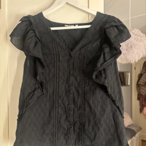 Svart topp med volanger - Säljer denna svarta topp i storlek M, knappt använd så i bra skick💕