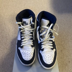AIR JORDAN 1 RETRO HIGH COJP “MIDNIGHT NAVY” - Nypris 3300kr, använda fåtal gånger! Storlek 42 kvitto finns! 
