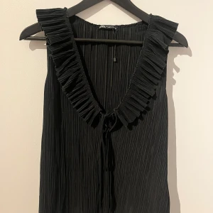 Svart ärmlös blus från Zara💕 - Säljer denna fina svarta toppen från Zara i strlk s, varan är i gott skick, men lite nopprig på de ställen som syns på bilden💕