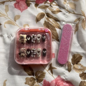 Nagelkit - Sött nagelkit med lösnaglar. Kommer i en praktisk rosa förvaringsask. Inkluderar en rosa nagelfil för enkel applicering och formning . Perfekt för speciella tillfällen.