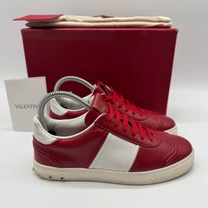 HELT NYA VALENTINO FLYCREW - Valentino flycrews - Skick: 10/10 - Tillbehör: Box, Dustbag, Kvitto, Kort  - Storlek 37 - Nypris ca 8000 - Går ej att få tag på nya - Deluxecloset