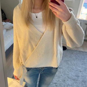 Stickad tröja med knyte - Säljer för den inte kommer till användning längre💕man kan knyta om rosetten själv!
