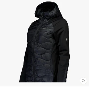 Peak performance  - Säljer denna fina peak performance jacka i storlek XS. Modell: helium down hybrid hood. Nyskick. Nypris 2600 säljer för 970kr. (Pris går att diksuteras) Perfekt nu till våren!Vid intresse är det bara att höra av sig ❤️