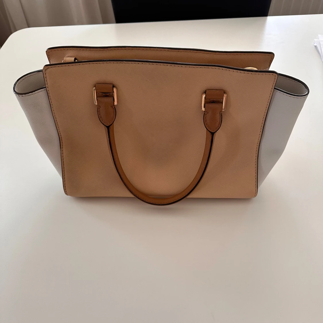 Beige och vit handväska från Michael Kors - 1