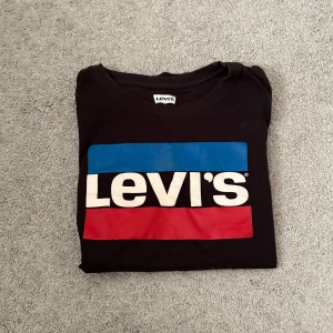 Svart t-shirt från Levi's - Säljer en svart t-shirt från Levi's som inte kommer till användning mer, storlek 176 skulle tippa på xs. Pris går att diskuteras, för fler bilder eller frågor skriv privat💕