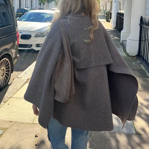 Zara kappa med halsduk  - Säljer min zara kappa, detta är den första modellen som släpptes alltså inte den som går att köpa på zara nu, den nya är lite annorlunda ifrån denna. Denna tycker jag är snyggare. Passar xs-m