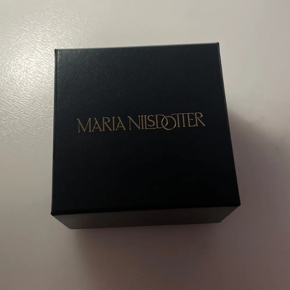 säljer mitt fina guldiga maria nilsdotter halsband då jag känner att jag vill köpa något nytt. priset kan diskuteras vid snabb affär! hör av er vid frågor eller intresse 💘. Asusteet.