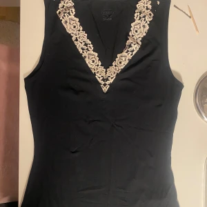 Svart linne från Intimissimi - Säljer ett svart gulligt linne från Intimissimi. Linnet är helt nytt och har aldrig andvänds. Orginalpris: 369kr