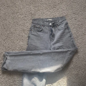 Grå jeans från gina - Snygga grå jeans från Ginatricot