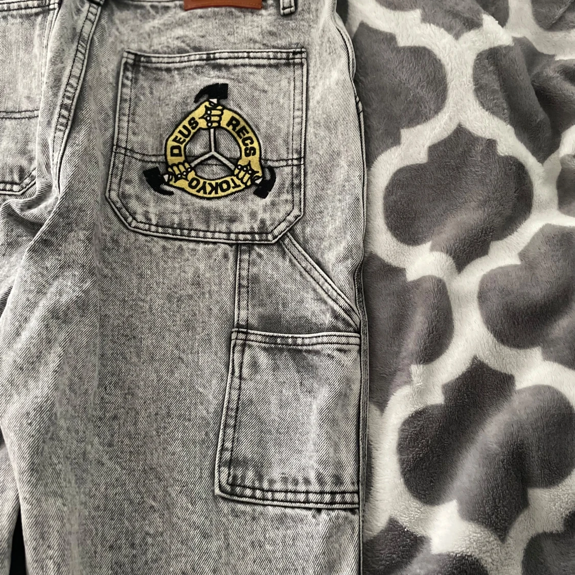 Grå jeansbyxor från Deus Records - 3