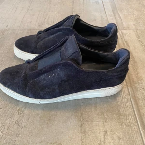 Axel Arigato clean 360 laceless - Säljer nu mina Arigatos, dem har en stilren design och passar till det mesta. Skorna är smutsiga som man kan se på bilderna.