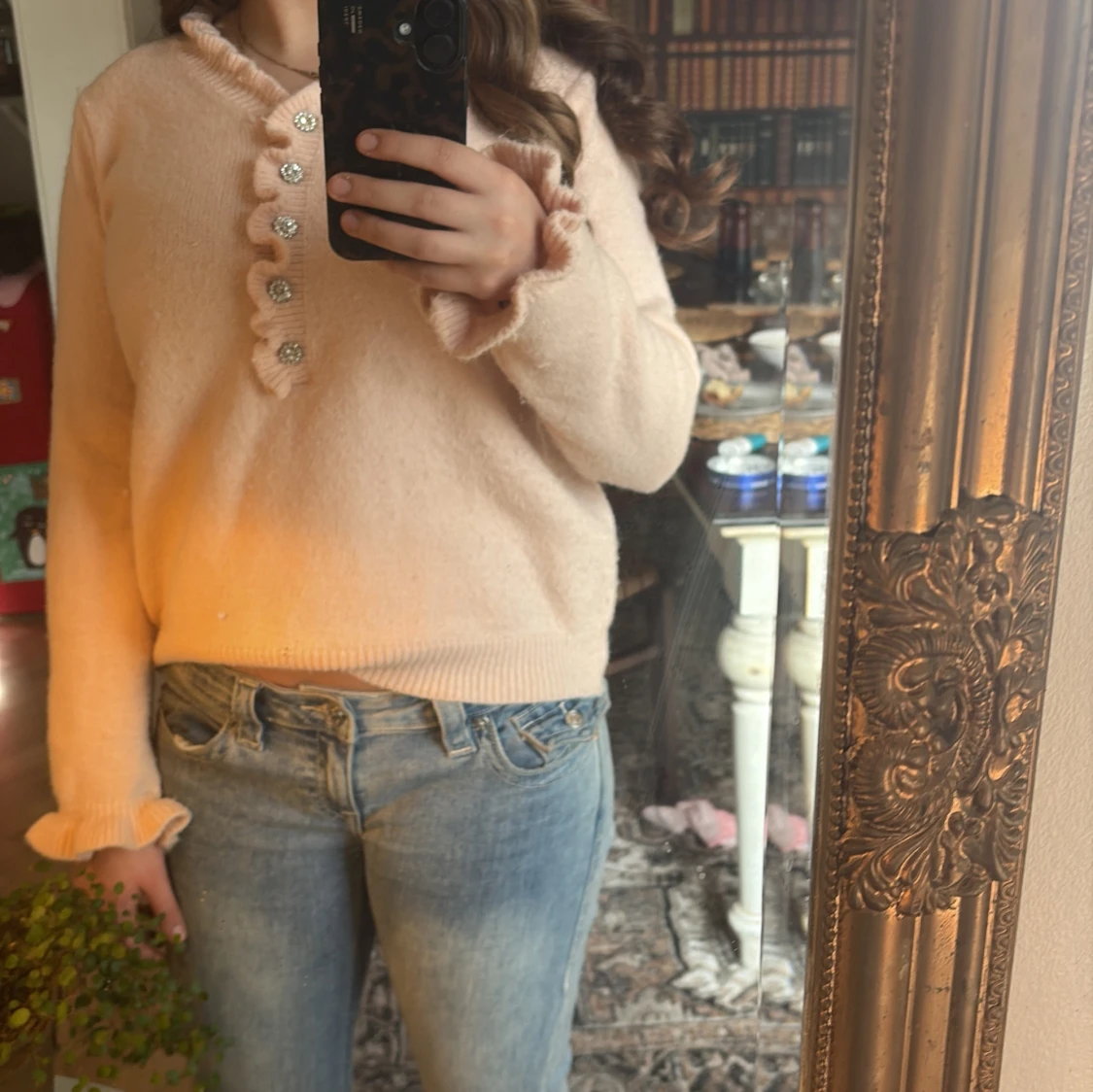 Rosa stickad tröja med glittriga knappar