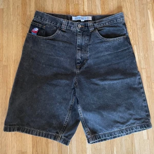 Polar Big Boy Svarta Jeansshorts - Snygga svarta jeansshorts från Big Boy med klassisk femficksdesign. De har en knapp och dragkedja framtill samt bälteshällor. Perfekta för en avslappnad stil.
