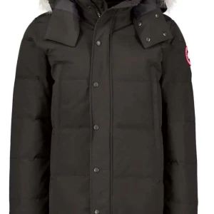 Svart Canada goose jacka  - Snygg och varm svart dunjacka från Canada Goose med pälsdetalj på huvan. Jackan har långa ärmar och stängs med både dragkedja och knappar. Perfekt för kalla vinterdagar.