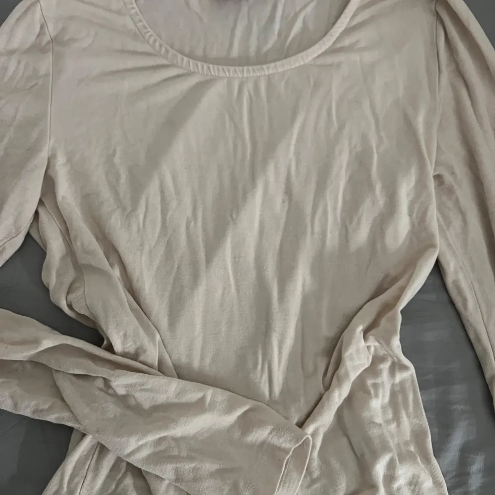 Säljer en stilren babyrosa långärmad topp från Kappahl i storlek XS. Perfekt för en enkel och bekväm look. Toppen har en rund halsringning och har sort touch . Neuletakit & Villapaidat.
