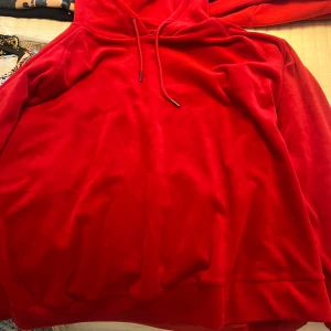 Röd hoodie - Säljer en snygg röd hoodie med justerbar huva och långa ärmar. Perfekt för en avslappnad stil och bekväm att bära. Passar bra till både jeans och mjukisbyxor. Hör av dig vid intresse! 🔥