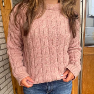 Rosa stickad tröja - Stickad tröja från NAKD strl XXS, passar S/M. Gammelrosa färg. Lite nopprig på vissa ställen, men syns inte vid användning (se bild). Material: polyester, akryl.