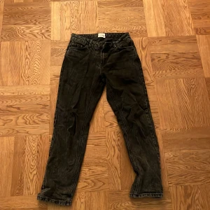 Svarta jeans från Grunt - Storlek 158, regular fit. Pris kan diskuteras.