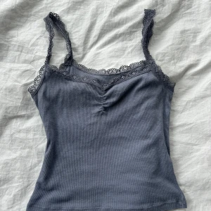 Spetstopp - Ett jättefint spetslinne från hollister! Lite nopprig (se sista bilden) men inget som man tänker på när man har på den💞💞