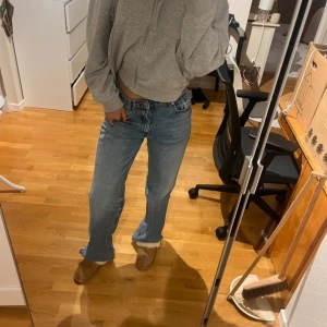 Blå jeans - Snygga blå jeans från Zara i en mid waist modell! I 38 och knappt använda, jag är 173 cm!