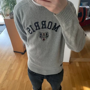 Grå Morris Tröja - Säljer en stilren finstickad tröja från Morris. Tröjan är i färgen grå som passar till allt och sitter i strl L. Den är i mycket bra skick och hör gärna av er vid frågor eller funderingar!!