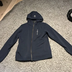 Sail racing tröja - Säljer en fin sail racing zip tröja som är i bra skick, inga fläckar och inte trasig någon stans. Pris kan diskuteras  Storlek 170 