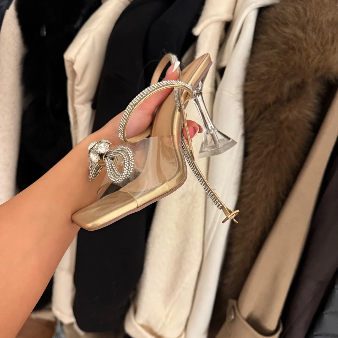 Eleganta klackskor med strassdetaljer - 3