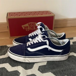 Vans skor - Säljer ett par pjucks från märket Vans, de är i riktigt bra skick och är använda sparsamt. Knappt några defekter eller märken är på skorna! Vid frågor/funderingar tveka inte på att höra av er! 🤝