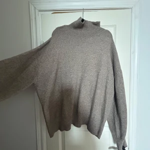Beige stickad tröja från Gina Tricot - Mysig beige stickad tröja från Gina Tricot med polokrage. Köpt på Sellpy för 155kr, va i nyskick med prislapp då. Använd 1 gång.. säljer för 100kr.