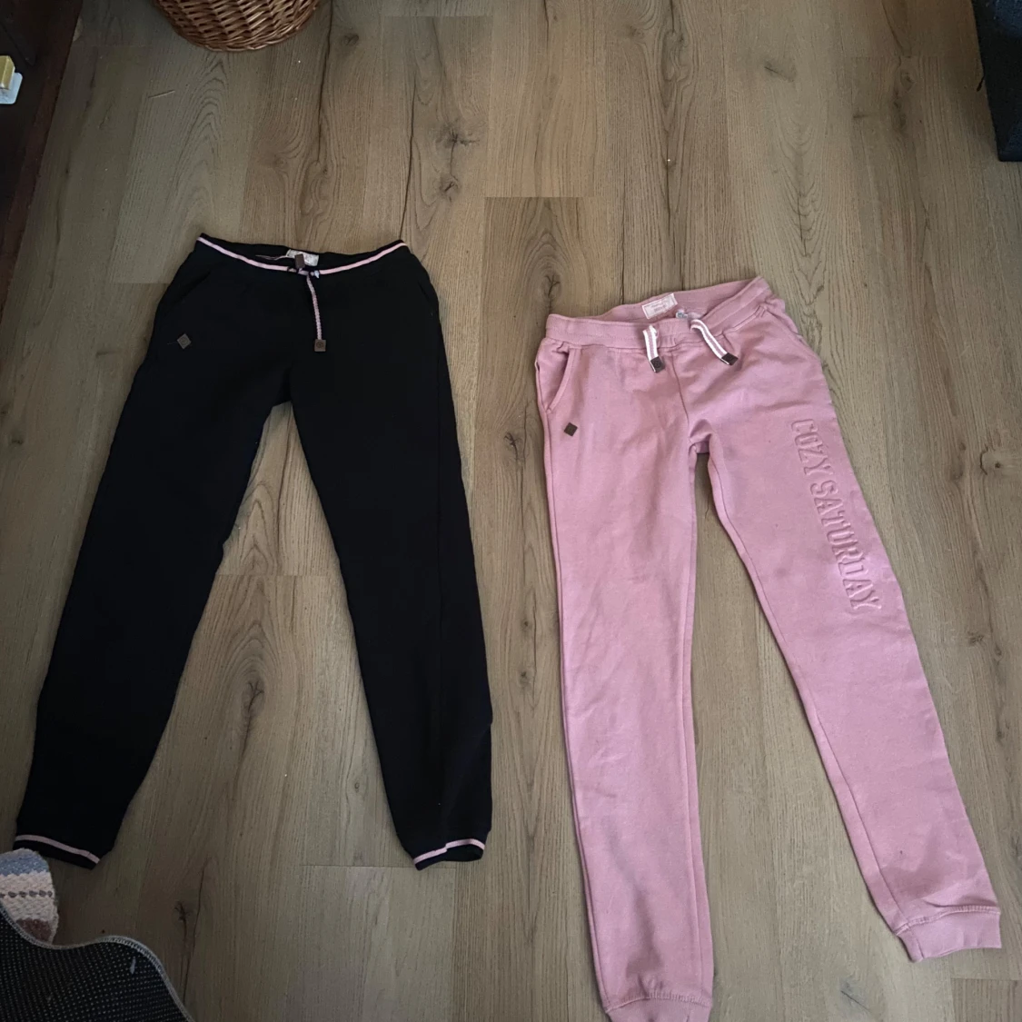 Svarta och rosa mjukisbyxor 