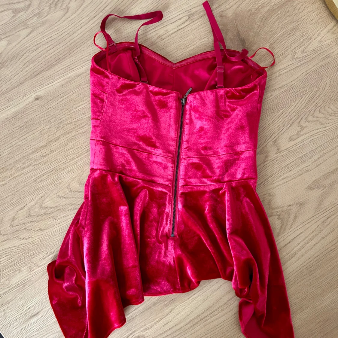 Röd sammetstopp med peplum från Guess - 2