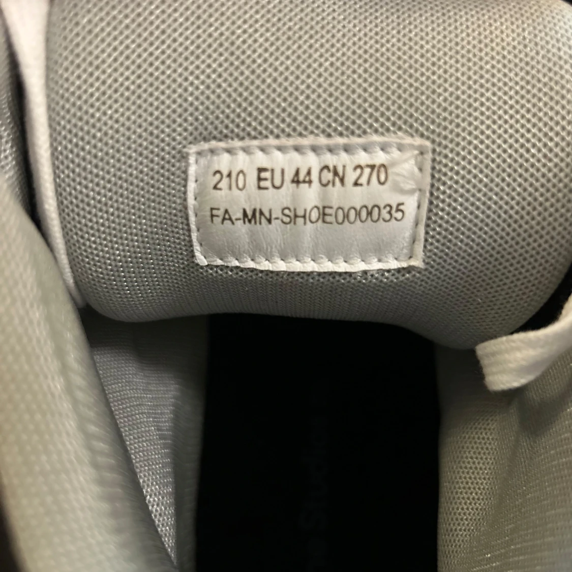 Svartvita sneakers med röda detaljer - 3