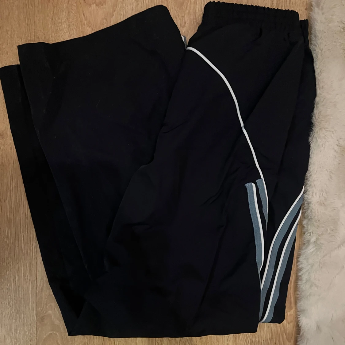 Mörkblåa träningsbyxor med mönster