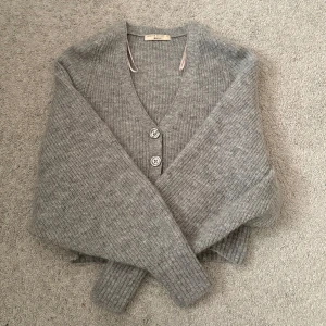 Grå stickad tröja Gina Tricot - Säljer en fin grå stickad tröja ifrån Gina Tricot som används 2-3 gånger. Storlek xs. Pris går att diskuteras, för fler bilder eller frågor skriv privat💕