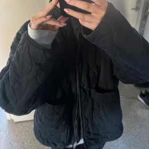 Svart jacka från Zara  - Säljer denna svarta jacka från Zara. Använd ett fåtal gånger! 