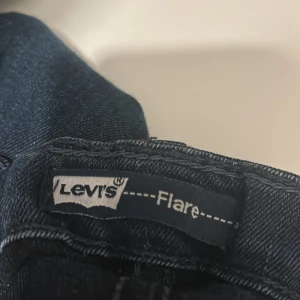 Levi's Flare Jeans - Snygga Levi's Flare jeans i en klassisk blå färg. Dessa jeans har en lowisted passform och utsvängda ben som ger en snygg look. Perfekta för att skapa en stilren outfit 😊