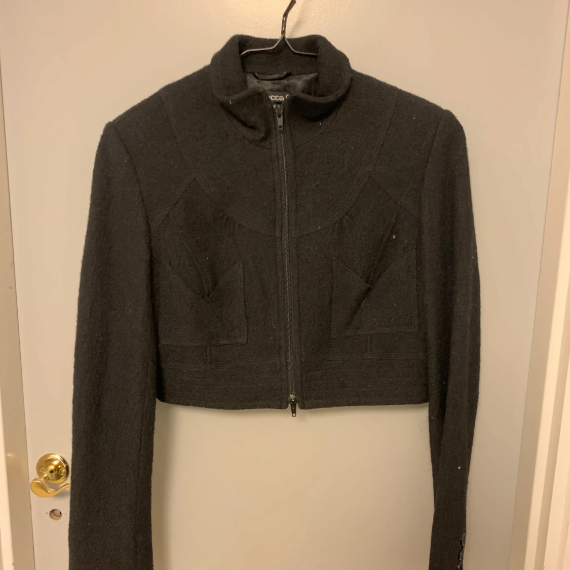 Svart croppad jacka från Rebecca Blu