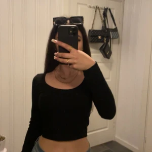 Svart långärmad topp från Bershka  - Snygg svart långärmad basic topp från Bershka. Perfekt för en trendig/basic look. Enkel och stilren design som passar till många olika outfits. Superbra skick, använt fåtal gånger💕